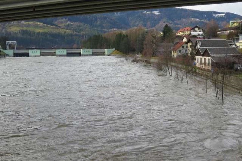 Povišana in deroča Drava bi lahko ogrozila tudi več kot 100 objektov (foto: Vesna Pušnik/STA)