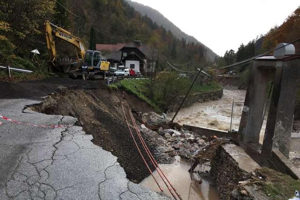 Ujma v Tržiču od sveta odrezala vas Jelendol!