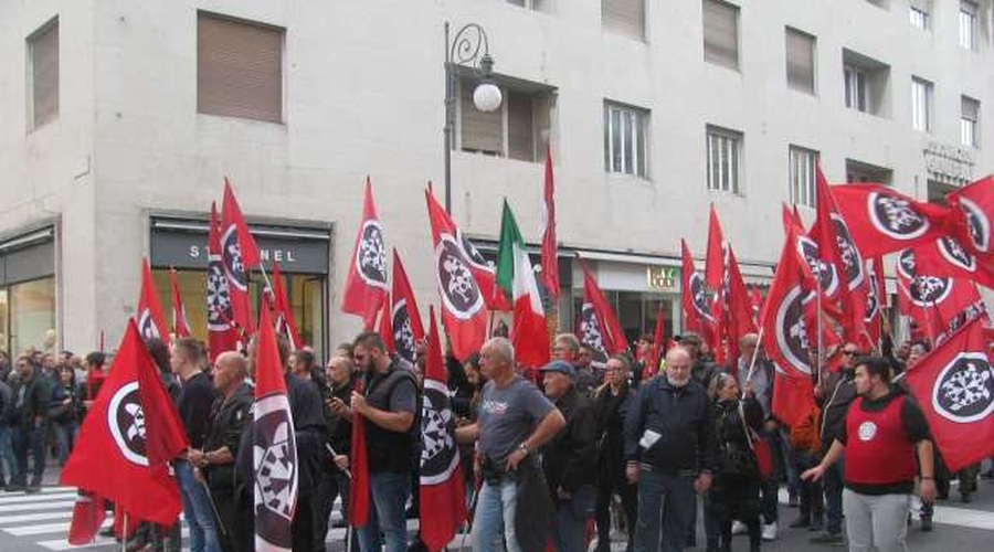 Shoda v Trstu, kjer so se zbrali neofašisti in antifašisti, sta minila brez izgredov (foto: STA/Ivan Žerjal)