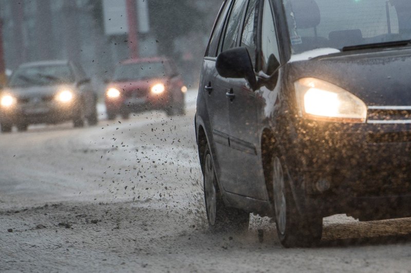 Sneženje v večjem delu države povzroča težave na cestah (foto: Profimedia)