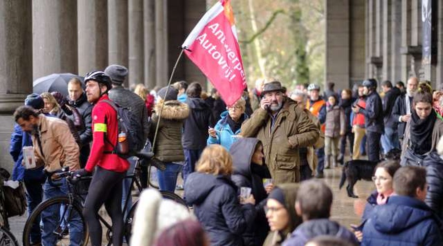 Več deset tisoč ljudi na bruseljskih ulicah za resne ukrepe proti podnebnim spremembam (foto: STA)