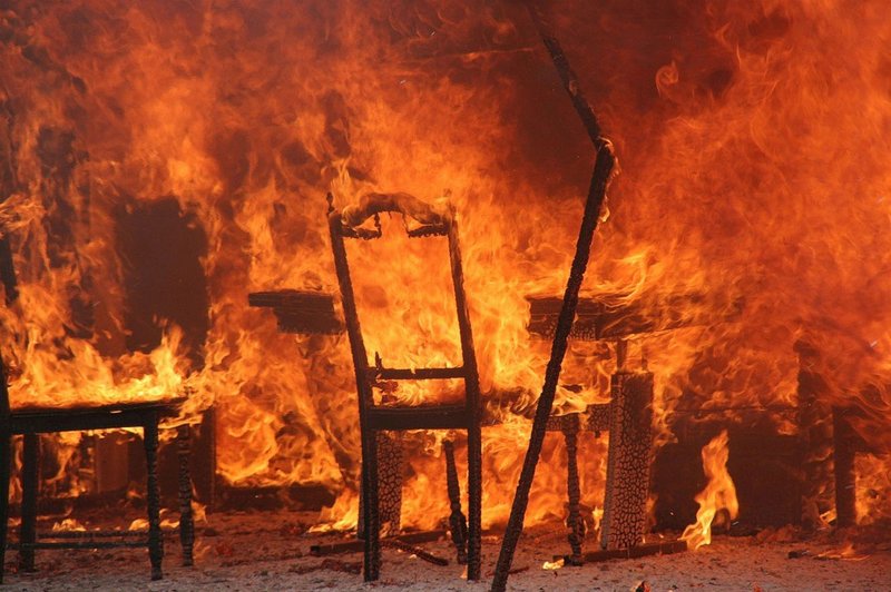 Moški sam zanetil požar,  policist in občan sta ga rešila iz goreče hiše (foto: Profimedia)