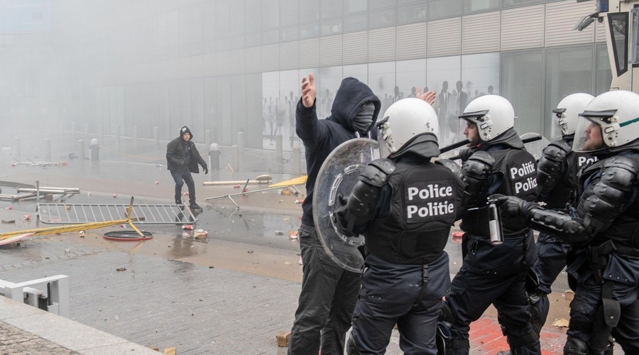 V Bruslju nasilje po protestih (foto: Profimedia)