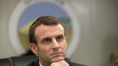 Macron obsodil napad na policijo ter pozval k miru