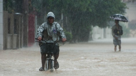 Na Filipinih so poplave in plazovi zahtevali več 10 smrtnih žrtev