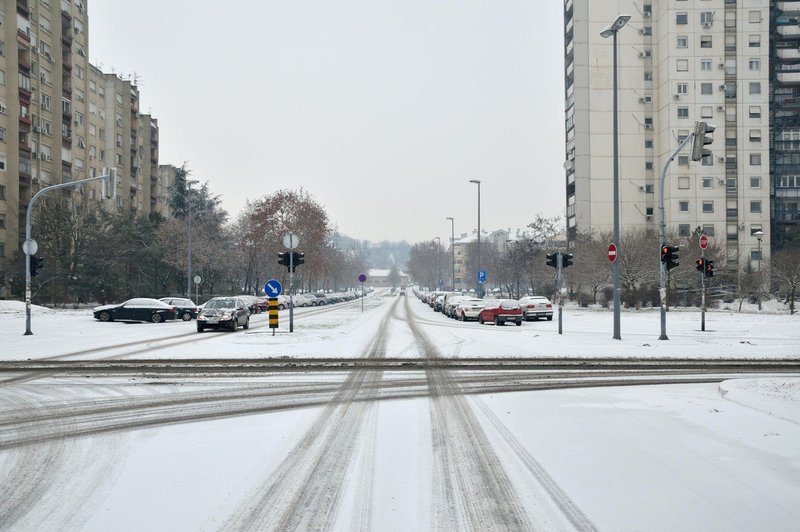 Previdno na cestah: Del države zajelo sneženje, sneg se oprijema vozišč (foto: Profimedia)