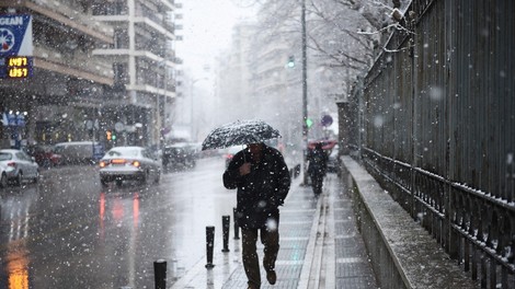 Močno sneženje povzročilo številne nevšečnosti, na letališču v Münchnu odpovedali 120 letov