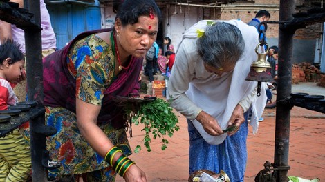 Nepalka z otrokoma umrla v koči brez oken, v katero je morala zaradi menstruacije