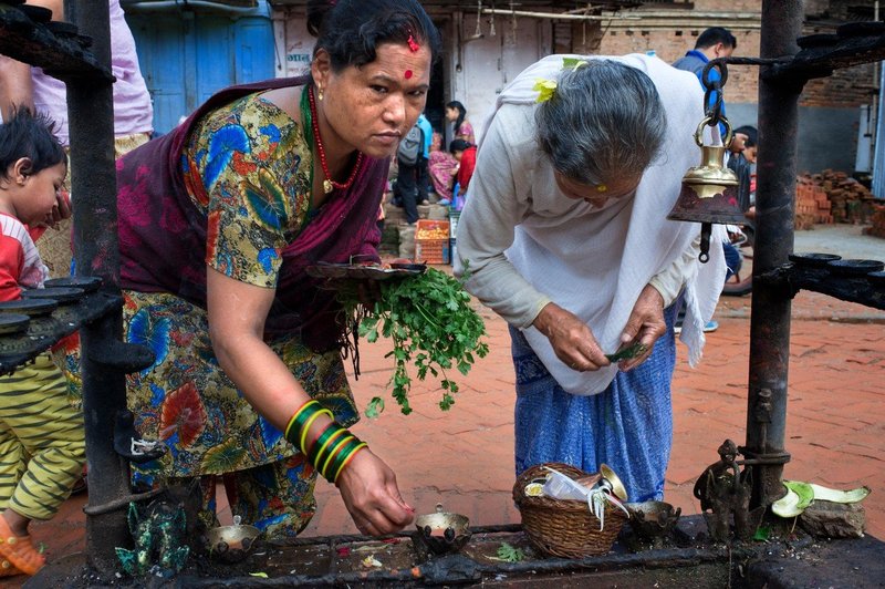 Nepalka z otrokoma umrla v koči brez oken, v katero je morala zaradi menstruacije (foto: profimedia)