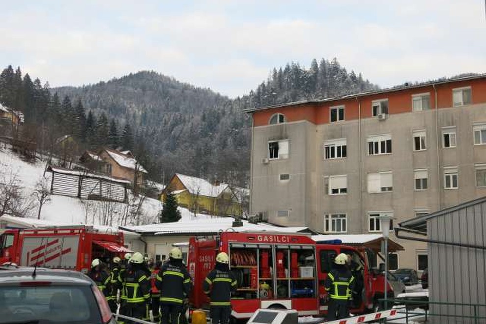 Jesenice: Po požaru v bolnišnici, ki je terjal dve žrtvi, na delu preiskovalci