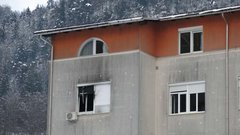 Jesenice: Po požaru v bolnišnici, ki je terjal dve žrtvi, na delu preiskovalci