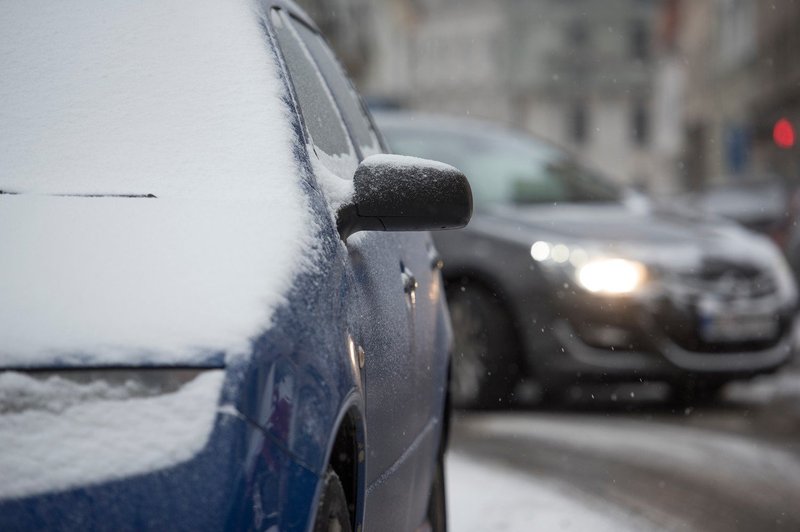 Gasilci so ponoči reševali potnike, ki so zaradi snega obtičali na prelazu Brenner (foto: profimedia)