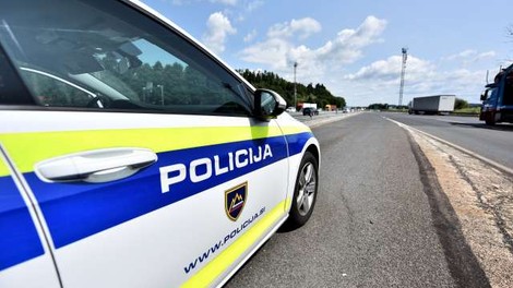 40-letnik bežal pred mariborskimi policisti, ustavila ga je šele živa meja!