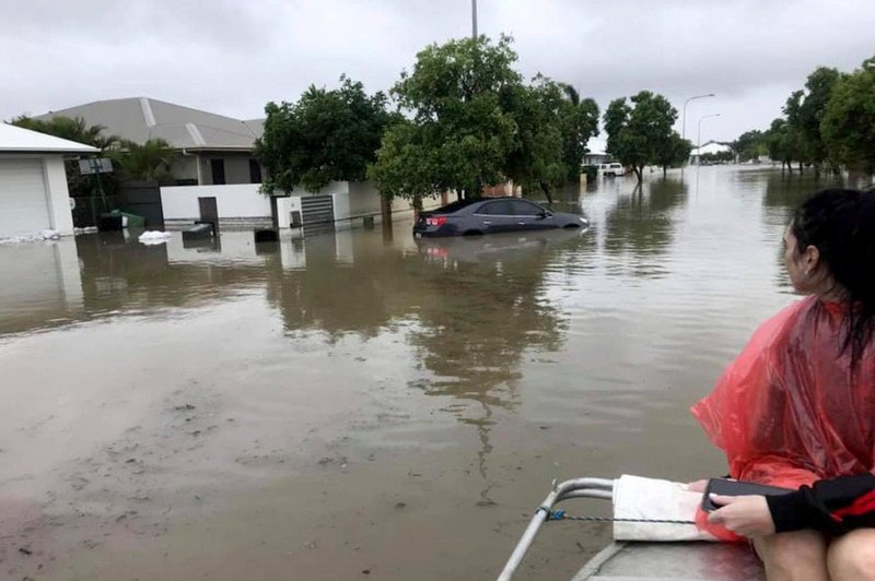 V hudih poplavah v Avstraliji bi lahko poginilo več sto tisoč glav živine (foto: Profimedia)