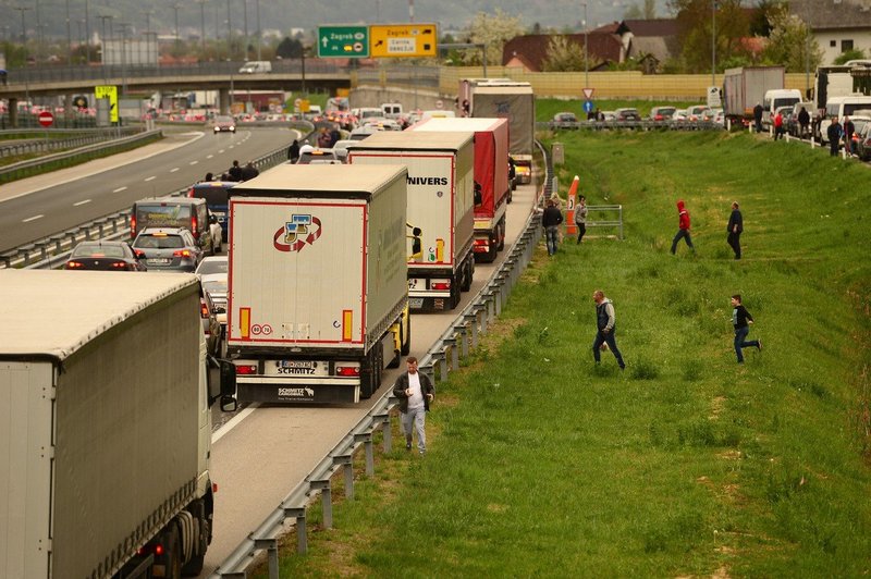 Na hrvaških mejah zastoji zaradi težav z računalniki (foto: profimedia)