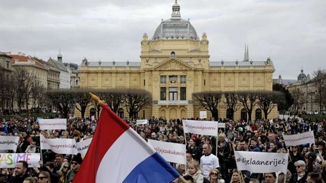 Hrvati zahtevajo, da se nasilje v družini iz prekrška spremeni v kaznivo dejanje