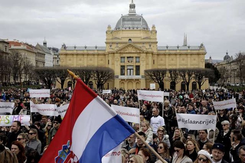 Hrvati zahtevajo, da se nasilje v družini iz prekrška spremeni v kaznivo dejanje (foto: STA)