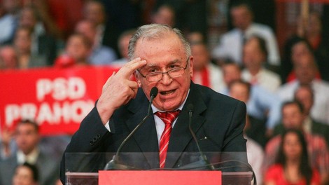 Bivši romunski predsednik Iliescu obtožen zločinov proti človečnosti