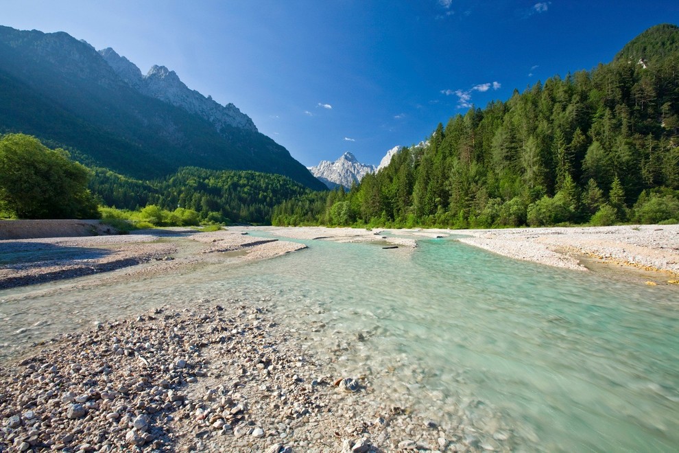 7 naravnih čudes Slovenije, ki jih lahko obiščite še to poletje