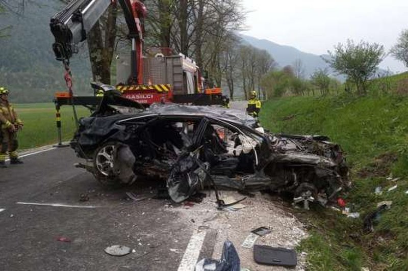 Huda nesreča pri Kobaridu terjala tri življenja, voznik težko poškodovan (foto: Prostovoljno gasilsko društvo Kobarid)