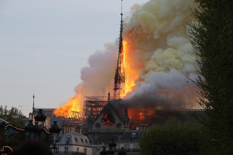 V Parizu izbruhnil požar v  katedrali Notre Dame - zrušil se je 93 metrov visok stolpič (foto: Profimedia)