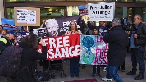 Julian Assange začel sodni boj proti izročitvi ZDA