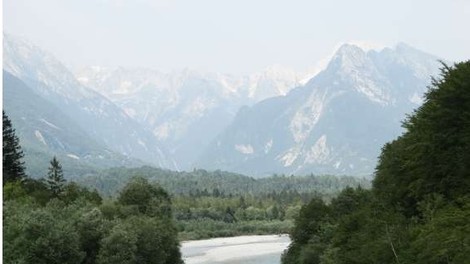 Močan tok Soče na Bovškem nevaren za britansko kajakašico