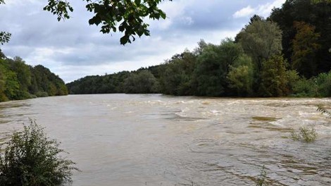 Deževje povzročalo težave, na Koroškem dva plazova