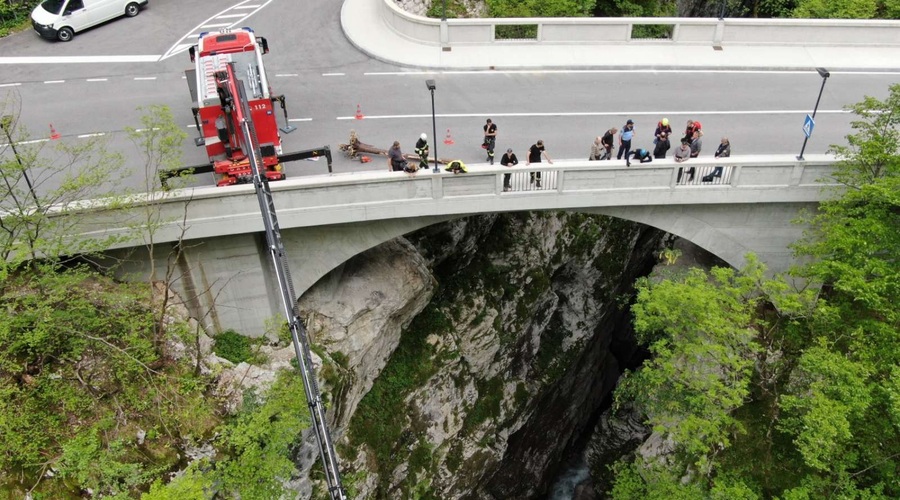 Britanski mladenič se je lotil iskanja mobilnega telefona v soteski Koritnice in izginil (foto: PU Nova Gorica)