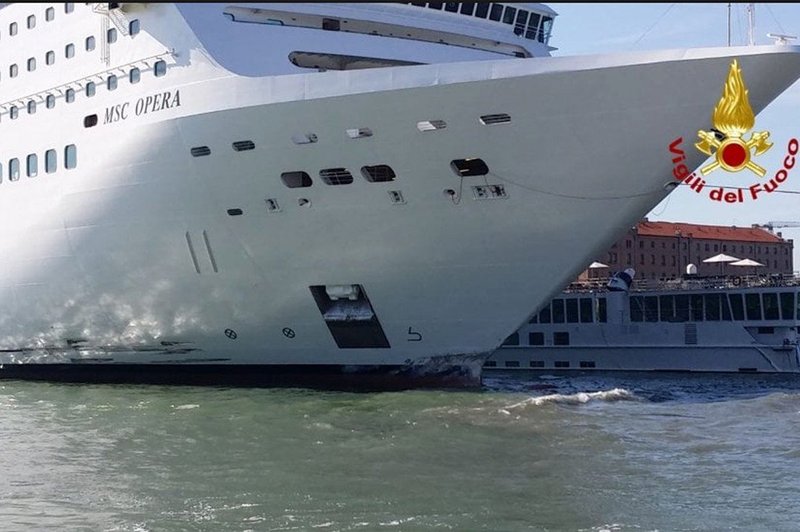 Nesreča v Benetkah: Ladja za križarjenje trčila v turistično ladjo in pomol (foto: profimedia)