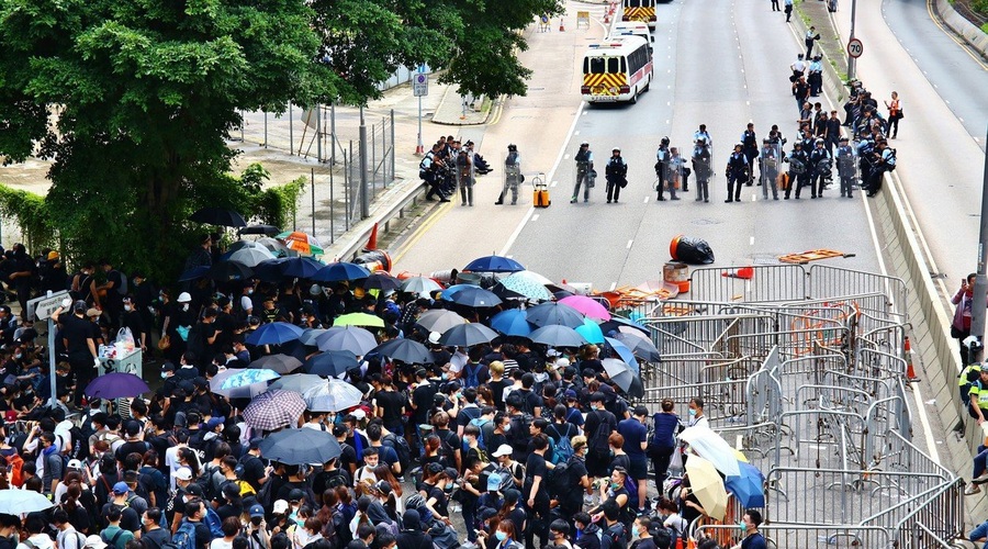 V Hongkongu izbruhnili spopadi med protestniki in policijo (foto: profimedia)