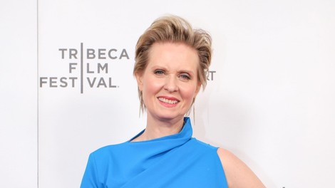 Cynthia Nixon<br />Vsi poznamo igralko Cynthio Nixon (53 let) po vlogi Mirande v seriji Seks v mestu. Leta 2006 je izvedela, da ima raka na dojki. Tudi njena mama ga je imela in po tem, ko ga je Cynthia premagala, je postala aktivistka v boju proti tej nevarni bolezni.