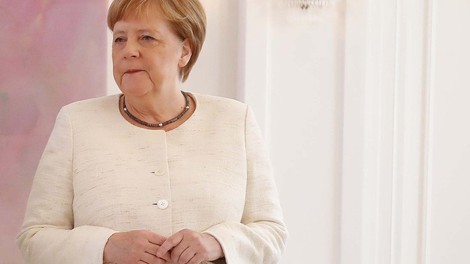 Ima Angela Merkel zdravstvene težave? Na uradni slovesnosti se je ponovno tresla!