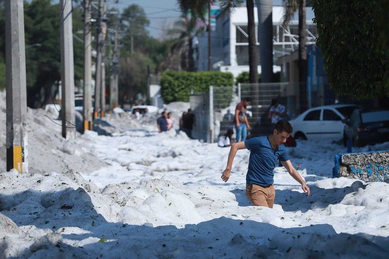 Mehiška Guadalajara pod dva metra debelo odejo toče (foto: Profimedia)