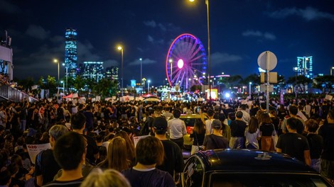 Hongkonška policija s solzivcem in gumijevkami nad protestnike