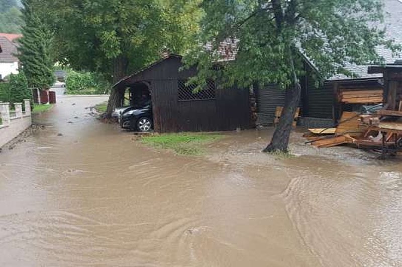 Zaradi neurja na Muti izselili družino, v Vuzenici zalilo vrtec (foto: STA)