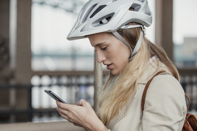 V Zagrebu odslej še semafor za pešce in kolesarje, ki buljijo v mobilne telefone (foto: profimedia)