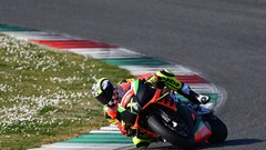 APRILIA RSV4X. Vozi jo večkratni svetovni superbike in GP prvak Max Biaggi.