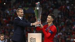 Aleksander Čeferin, predsednik UEFA, izroča pokal Like prvakov Cristianu Ronaldu