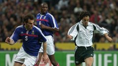 Zlatko Zahović skuša preigrati francoska branilca Laurenta Blanca in Patricka Vieiro leta 2000 na prijateljski tekmi med Francijo in Slovenijo v Parizu.