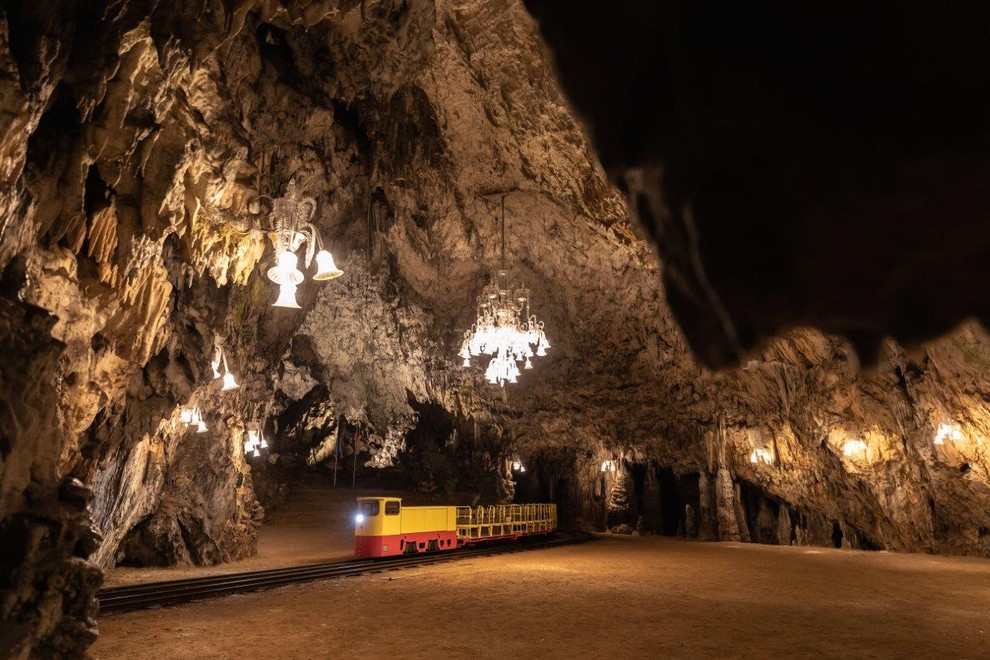 Prvič v zgodovini Postojnske jame zamenjali celoten vozni park!