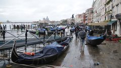 Poplavljanja rek po Sloveniji, visoka plima povzroča težave tudi v Italiji