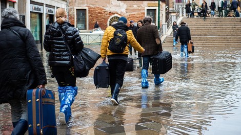 Markov trg v Benetkah kljub poplavam poln turistov