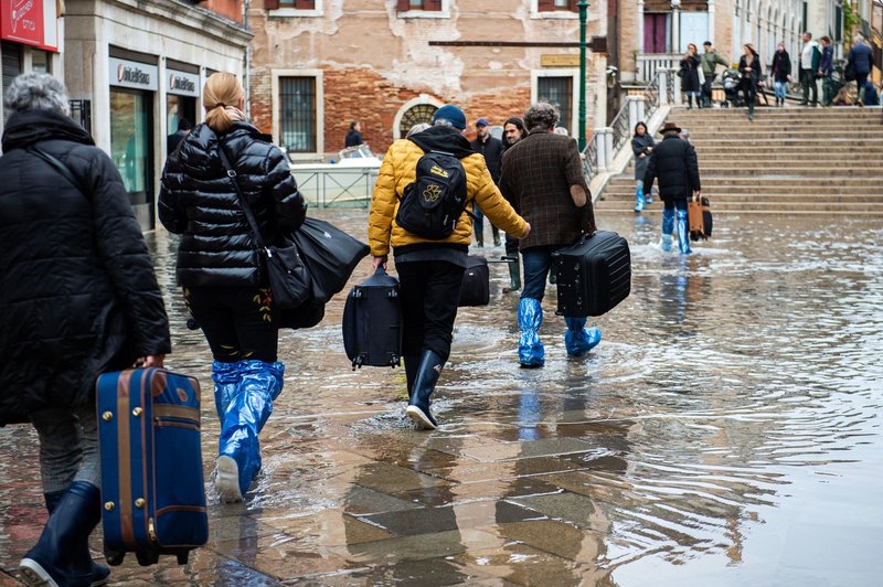 Markov trg v Benetkah kljub poplavam poln turistov (foto: profimedia)