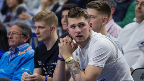 Luka Dončič v Los Angelesu pred tekmo skočil pozdraviti malega Krisa