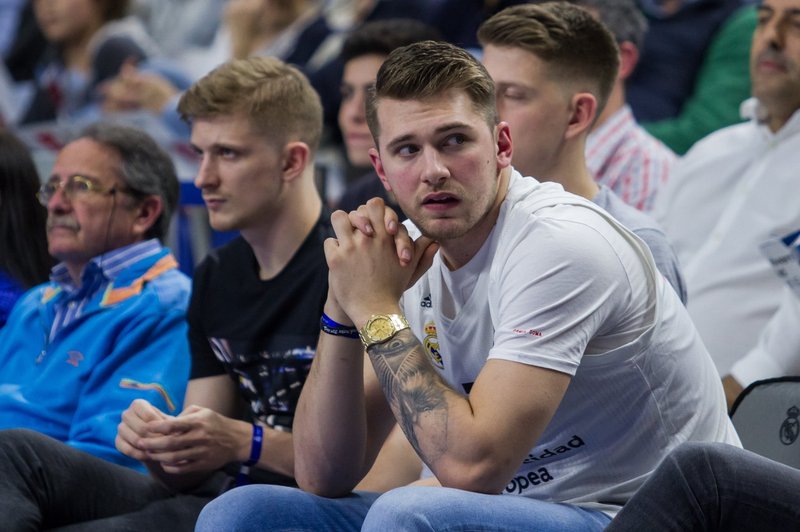 Luka Dončič v Los Angelesu pred tekmo skočil pozdraviti malega Krisa (foto: profimedia)