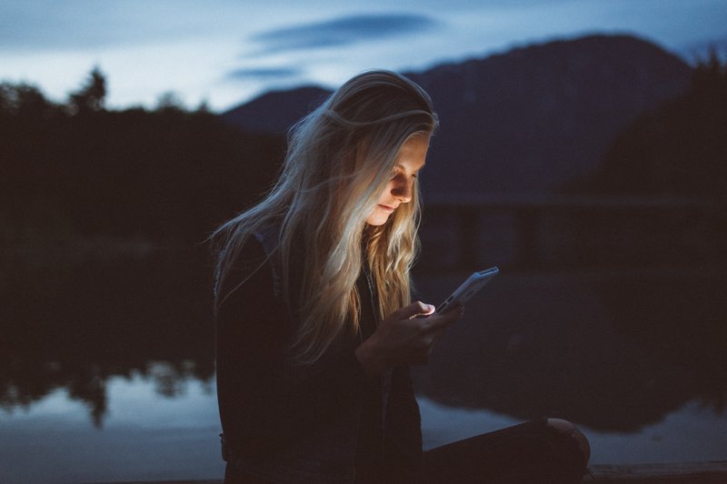 "Če smo na telefonu LAHKO dosegljivi vedno in povsod, ne pomeni, da to tudi MORAMO biti" (foto: Unsplash)