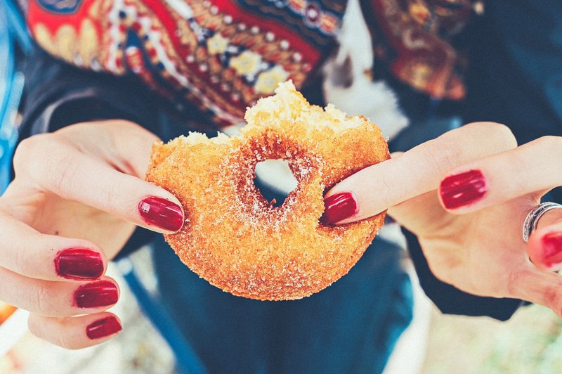 Miza, polna dobrot: kako preživeti praznične dni? Po zdravi pameti! (foto: Unsplash)