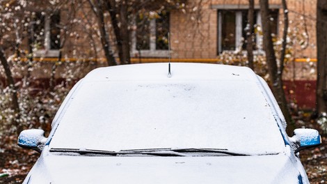 Policisti opozarjajo na nujo čiščenja zaledenelih avtomobilskih stekel