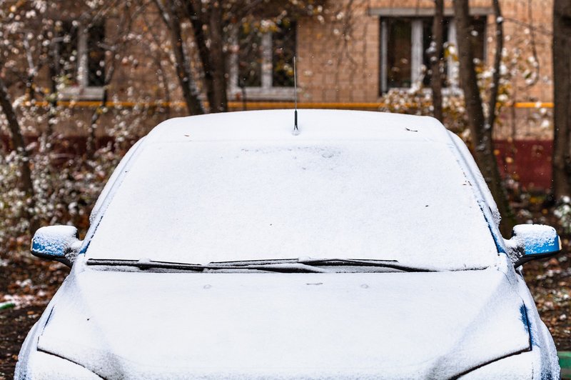 Policisti opozarjajo na nujo čiščenja zaledenelih avtomobilskih stekel (foto: profimedia)